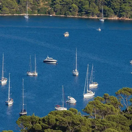 Casa de Férias Four-bedroom In Kornati